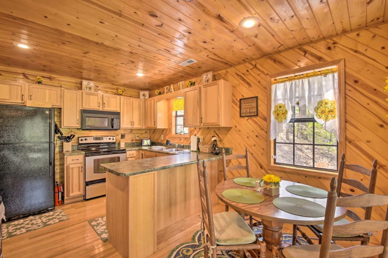 Cozy Hiawassee Cabin With Fire Pit And Mtn Views! Exterior photo